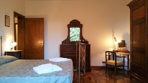 5 bedrooms, iron/ironing board, free WiFi, bed sheets