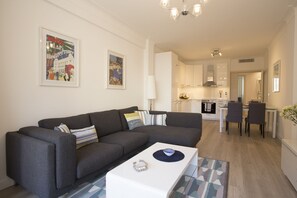 Flachbildfernseher, DVD-Player, Bücher