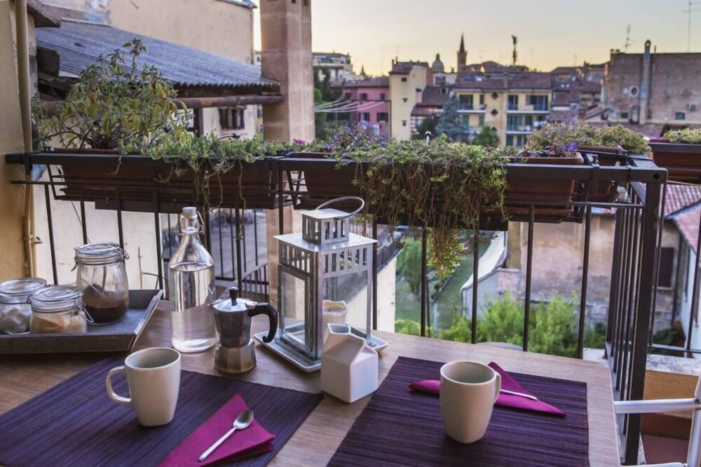 Attic with balcony - Bologna historical city center