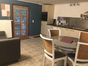 Frigorífico, microondas, horno y placa de cocina