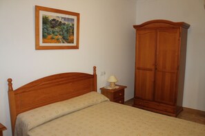 3 habitaciones, escritorio y tabla de planchar con plancha 