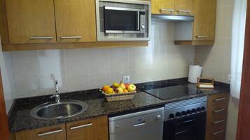 Frigorífico, microondas, horno y placa de cocina