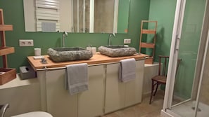 Douche, sĂšche-cheveux, serviettes fournies