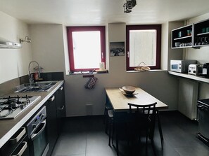 Réfrigérateur, four à micro-ondes, un four, surface de cuisson