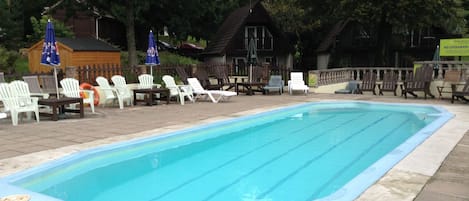 Una piscina cubierta, una piscina al aire libre