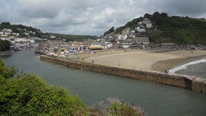 A coastal town with a sandy beach, a stone breakwater, and buildings on a hillside. - Spacious property in rural setting
Free Wifi (callington)