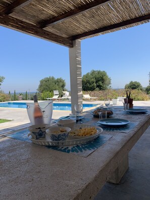 Outdoor dining - Modern Villa,  spectacular private pool with sea view, only 3 minutes to beach! (Serranova)