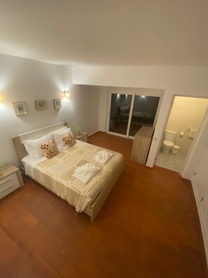 2 habitaciones, tabla de planchar con plancha y cuna de viaje 