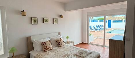 2 habitaciones, tabla de planchar con plancha y cuna de viaje