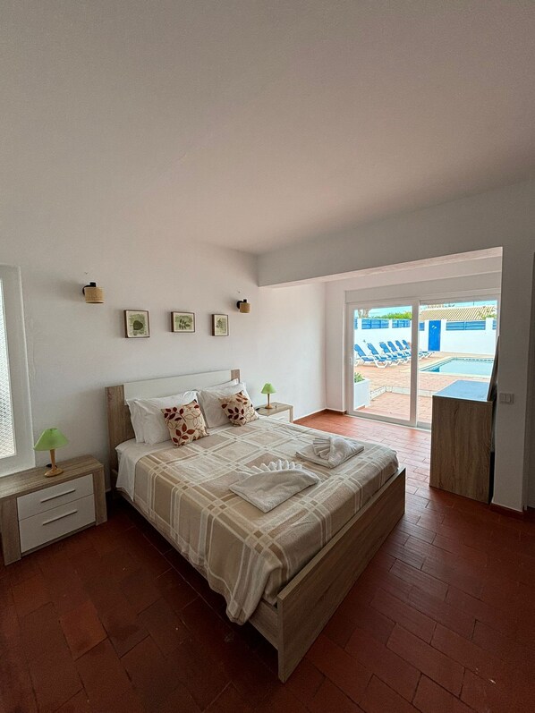 2 habitaciones, tabla de planchar con plancha y cuna de viaje 