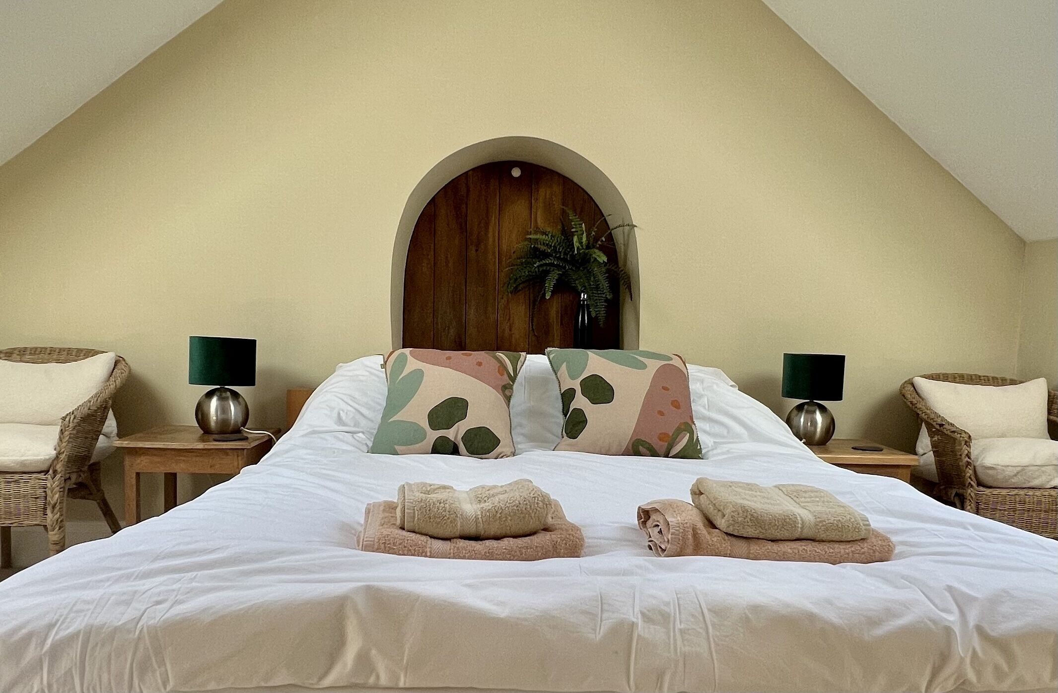 Fresh cotton sheets, quality king size bed, natural light. Pure wool carpet 🇬🇧