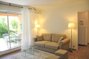 TV, DVD player, books - LUXURY APARTMENT CALM GARDEN COURSE MIRABEAU (Aix-En-Provence)