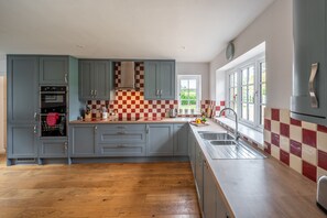 Réfrigérateur, micro-ondes, lave-vaisselle, chaise haute