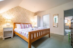 4 bedrooms, desk, iron/ironing board, WiFi