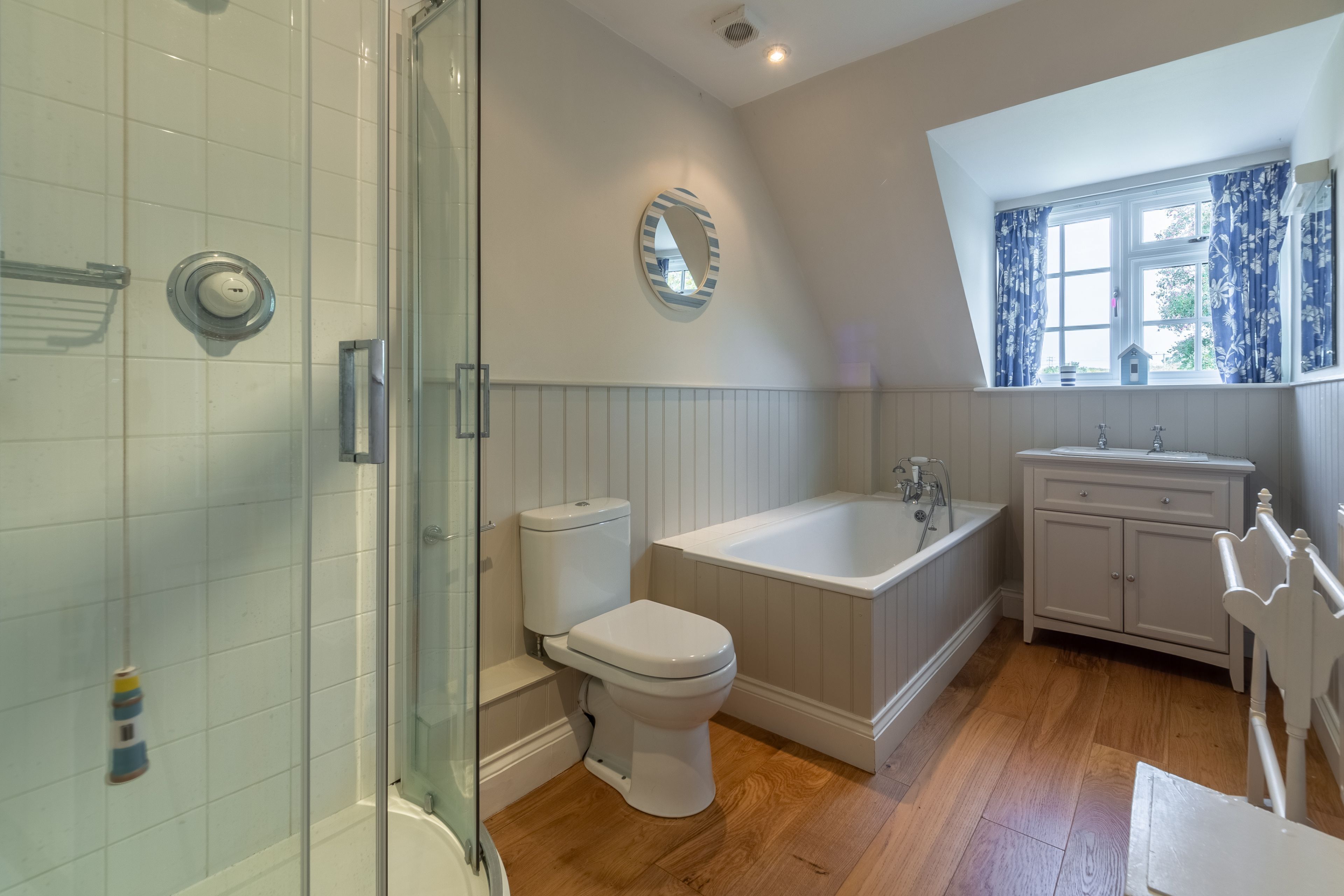 Ein Badezimmer mit Dusche, Toilette, Badewanne und Waschtisch.