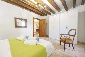 5 bedrooms, iron/ironing board, free WiFi, bed sheets