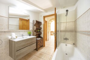 Bañera, secador de pelo, bidé y toallas