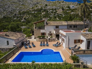 Una vila amb piscina, zona de seients a l'aire lliure i vistes al paisatge circumdant.