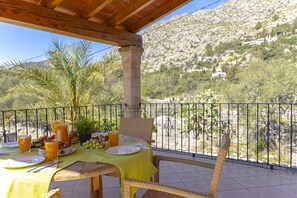 Outdoor dining - Villa Sa Font / Les Cases de la Font (Pollensa)