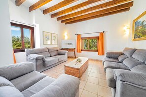 TV, fireplace - Villa Sa Font / Les Cases de la Font (Pollensa)