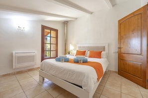 5 bedrooms, iron/ironing board, free WiFi, bed sheets