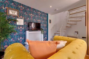 TV - Pass the Keys | Brand new 1 bedroom modern Cambridge home near railway station (Cambridge)