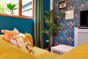 TV - Pass the Keys | Brand new 1 bedroom modern Cambridge home near railway station (Cambridge)