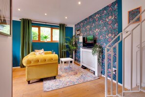 TV - Pass the Keys | Brand new 1 bedroom modern Cambridge home near railway station (Cambridge)