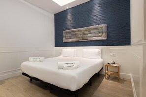 3 bedrooms, in-room safe, iron/ironing board, travel cot