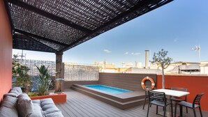A rooftop patio with a pool, seating, and a table. - Apartment with maritime essence in an unbeatable location (Barcelona)