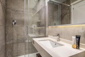 Haartrockner, Handtücher, Toilettenpapier