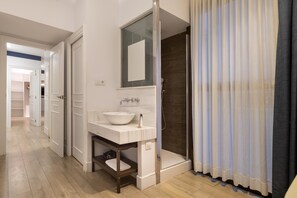 Een haardroger, handdoeken, toiletpapier