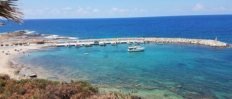 Ubicación cercana a la playa y toallas de playa