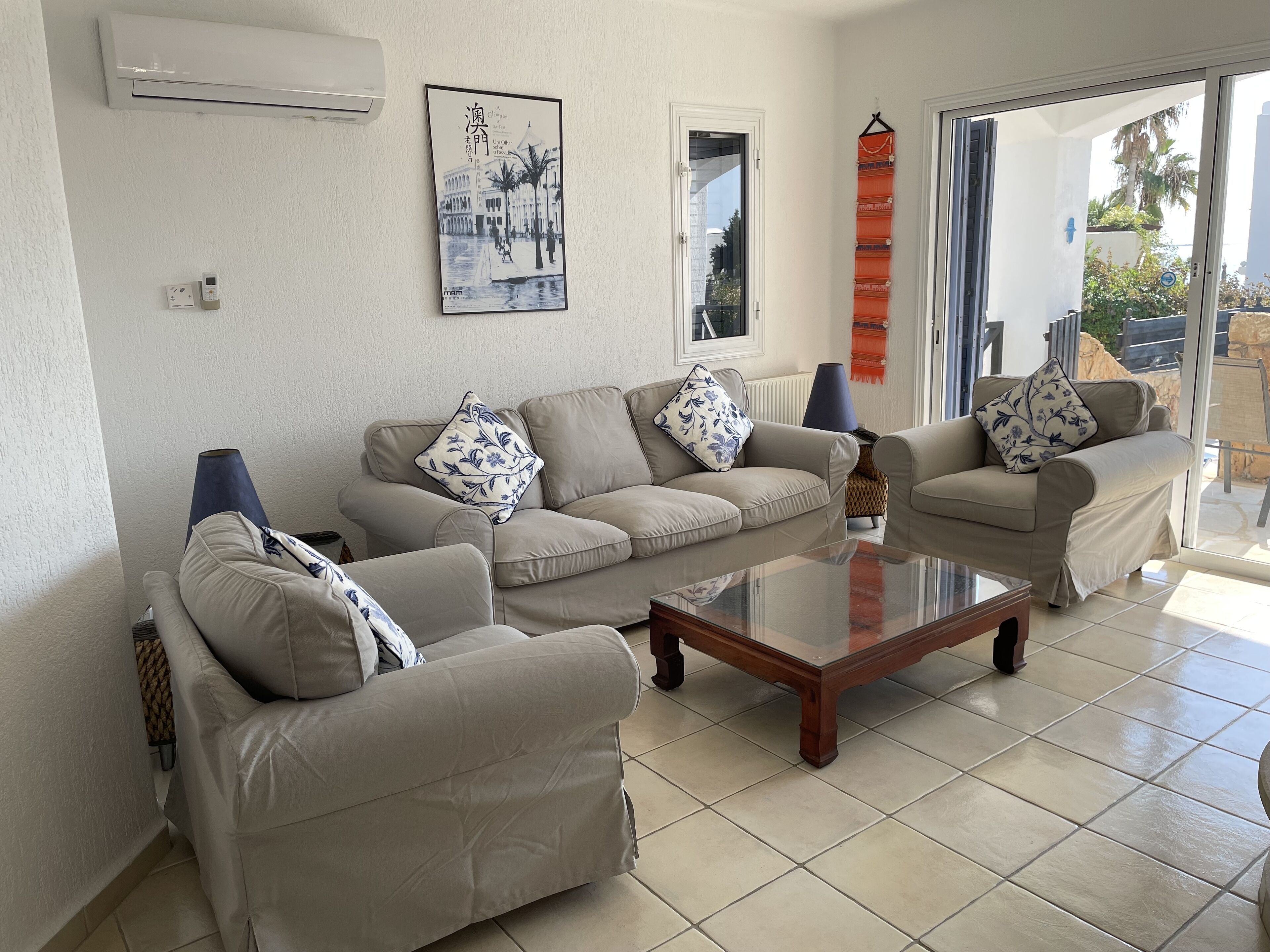 Smart-TV, Kamin, DVD-Player, Bücher