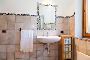 Douche, bidet, serviettes fournies