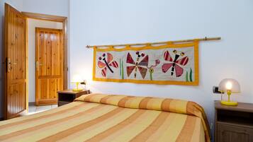 2 dormitorios, tabla de planchar con plancha, cuna de viaje