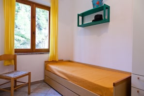 2 makuuhuonetta, silitysrauta/-lauta, ilmainen Wi-Fi, vuodevaatteet