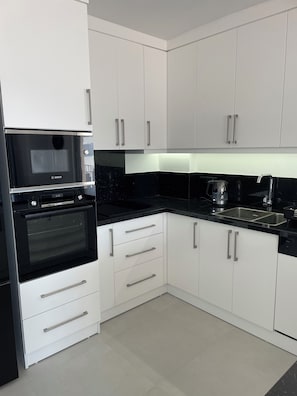 Kühlschrank, Mikrowelle, Ofen, Herdplatte