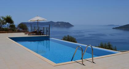 Kas Spacious Luxury 3 Bed 3 Bath Duplex, Sleeps 6 In Comfort, Kingsize Bed, WiFi