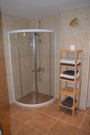 Shower, hair dryer, bidet, towels - Kas, Luxury 3 Bed 3 Bath Duplex. Newly renovated for 2026. Kingsize Bed, WiFi (Kas)