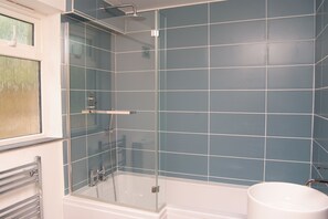 Combined shower/bathtub, hair dryer, towels, soap