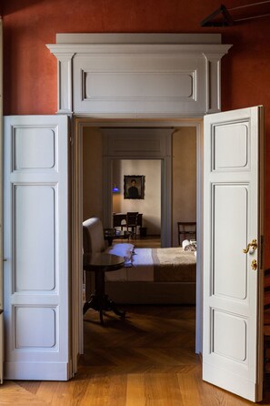 5 bedrooms, iron/ironing board, WiFi, bed sheets