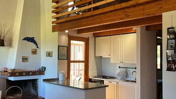 Een koelkast, een microgolfoven, een oven, een kookplaat