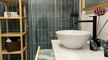 Douche, sèche-cheveux, bidet, serviettes fournies