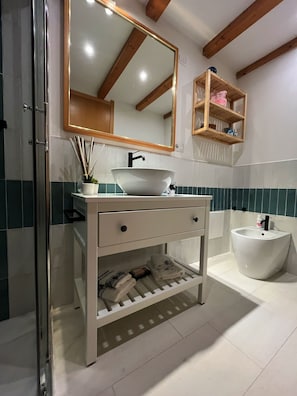 Douche, sèche-cheveux, bidet, serviettes fournies