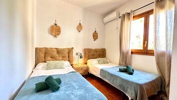 5 bedrooms, iron/ironing board, WiFi, bed sheets