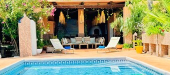 Villa 7 mins to Playa den Bossa and Ibiza town, pool, BBQ