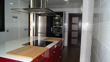 Een koelkast, een magnetron, een oven, een kookplaat