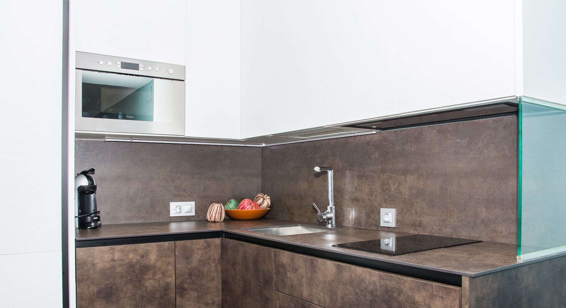 Een vaatwasser, kookgerei, borden en bestek