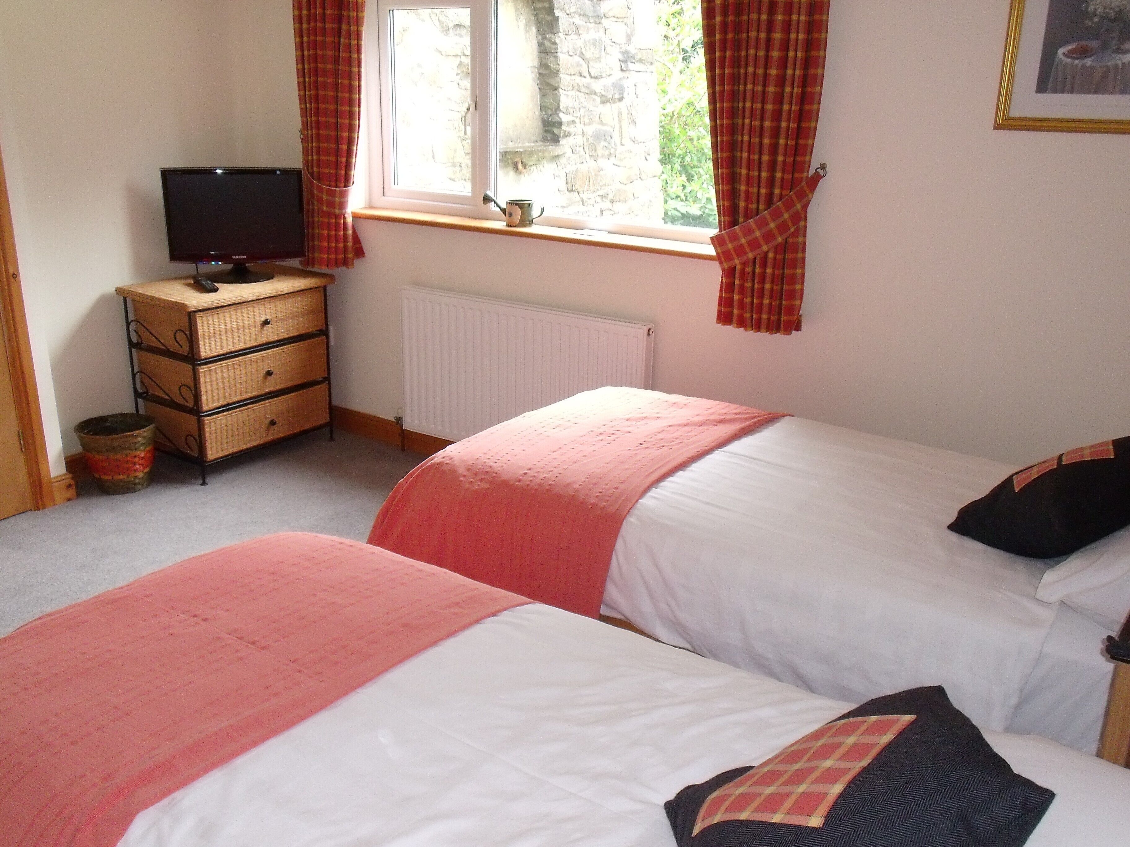 5 Star Self-Contained Apartment With Golf Nearby. Free WiFi, Full Sky TV,